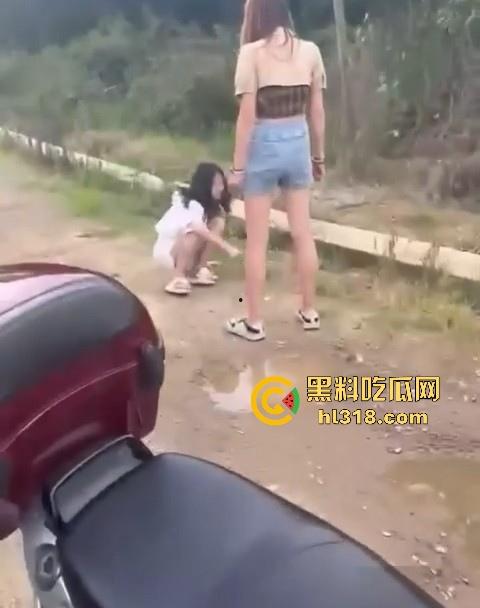 贵州精神小妹围殴15岁妹妹，拳打脚踢打到躺下下了还不停手，，女生打架也挺猛，画面极其暴力血腥！  第3张