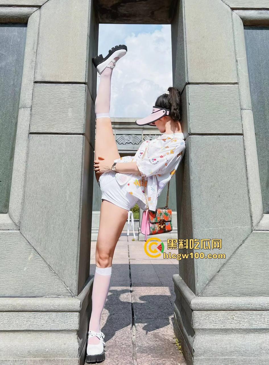 舞蹈妹妹一字马直接劈翻干爹，大长腿柔得跟蛇一样腿一开彩礼翻倍，舔狗看了直接秒，骚货绝活看完不硬算我输！  第12张