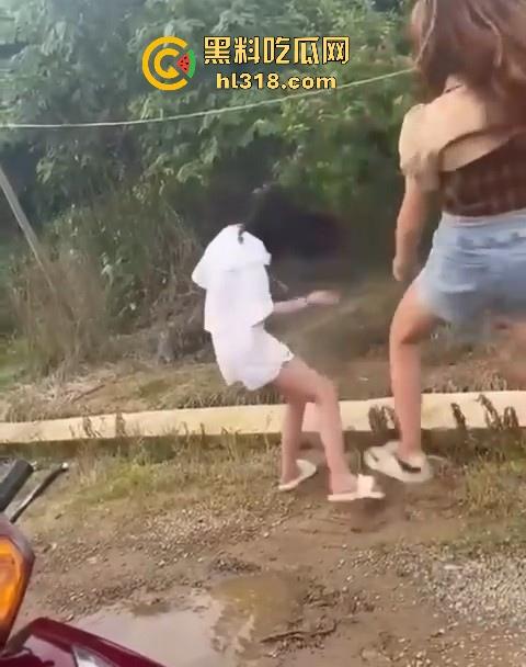 贵州精神小妹围殴15岁妹妹，拳打脚踢打到躺下下了还不停手，，女生打架也挺猛，画面极其暴力血腥！  第5张