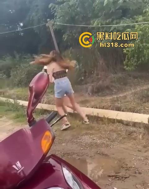 贵州精神小妹围殴15岁妹妹，拳打脚踢打到躺下下了还不停手，，女生打架也挺猛，画面极其暴力血腥！  第6张