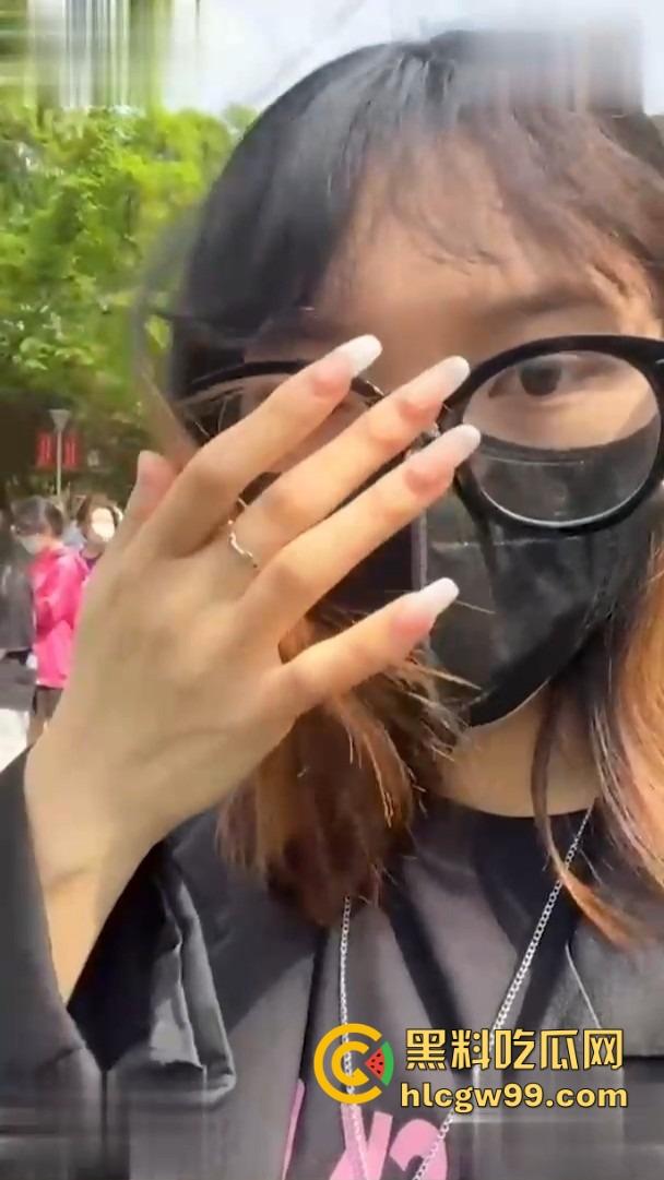 山西职校反差婊【樊亚娟】捂脸带眼镜装纯，摘了眼镜变骚母狗，馋鸡巴馋疯了！  第1张