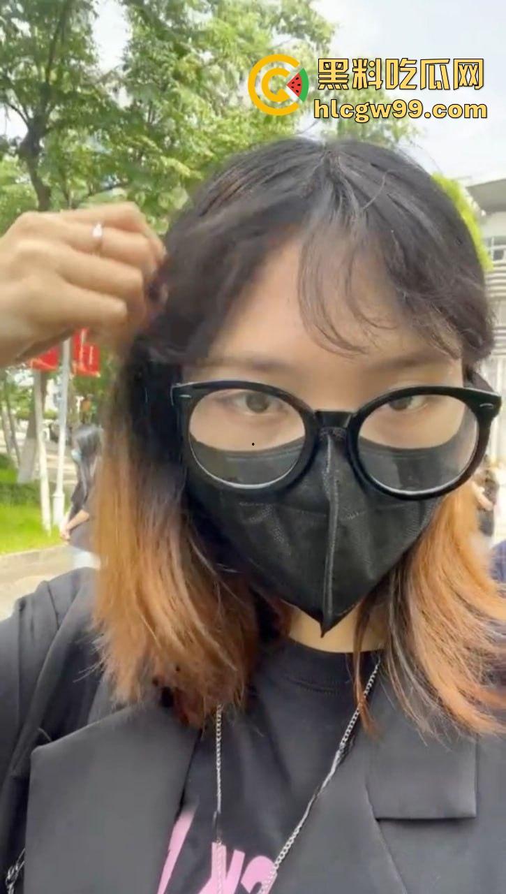 山西职校反差婊【樊亚娟】捂脸带眼镜装纯，摘了眼镜变骚母狗，馋鸡巴馋疯了！  第2张