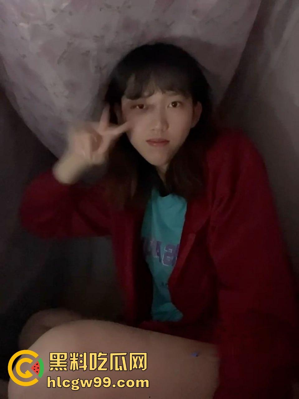 山西职校反差婊【樊亚娟】捂脸带眼镜装纯，摘了眼镜变骚母狗，馋鸡巴馋疯了！  第3张