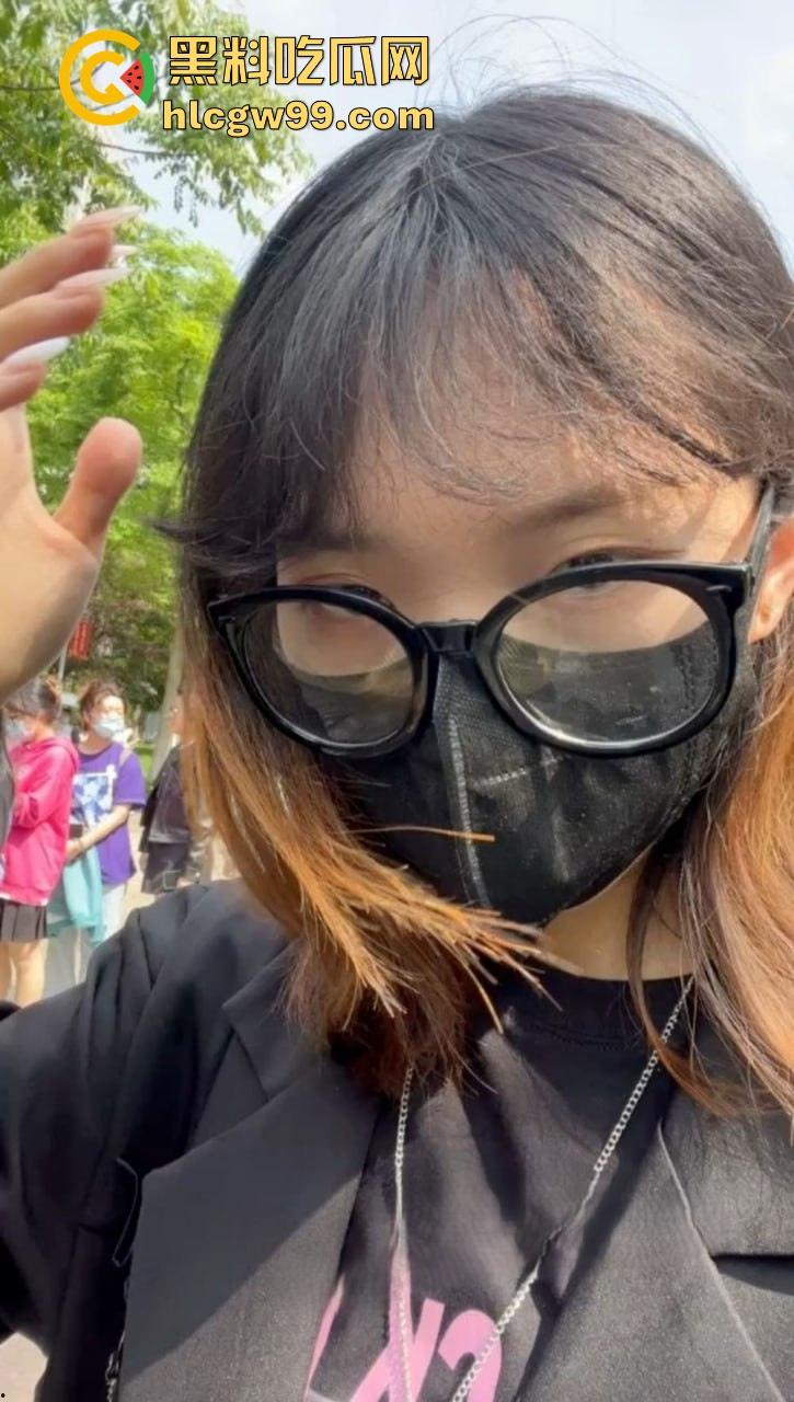 山西职校反差婊【樊亚娟】捂脸带眼镜装纯，摘了眼镜变骚母狗，馋鸡巴馋疯了！  第4张