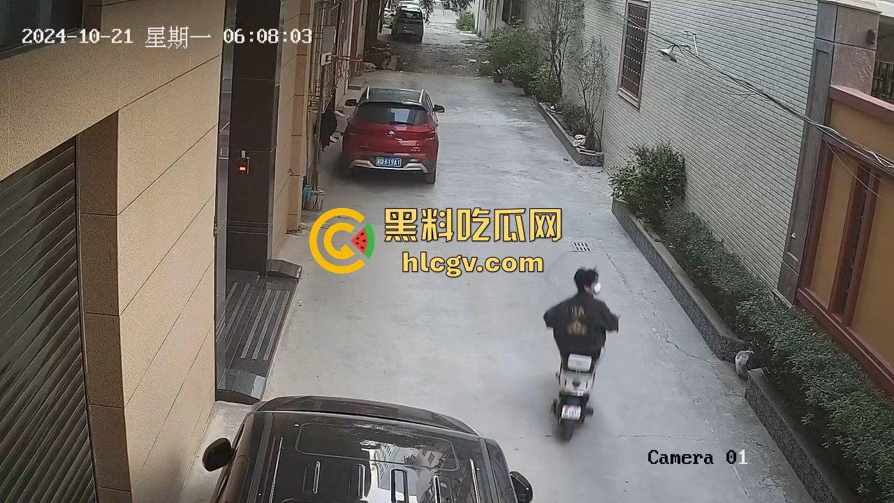 汕头精神小伙砸车窗偷窃被吓跑，警报刚停又溜回来，结果被车主直接抓个正着！  第2张