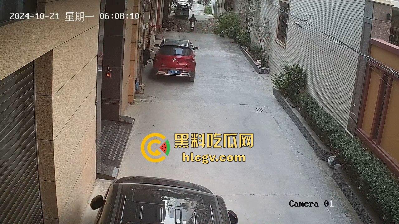 汕头精神小伙砸车窗偷窃被吓跑，警报刚停又溜回来，结果被车主直接抓个正着！  第3张