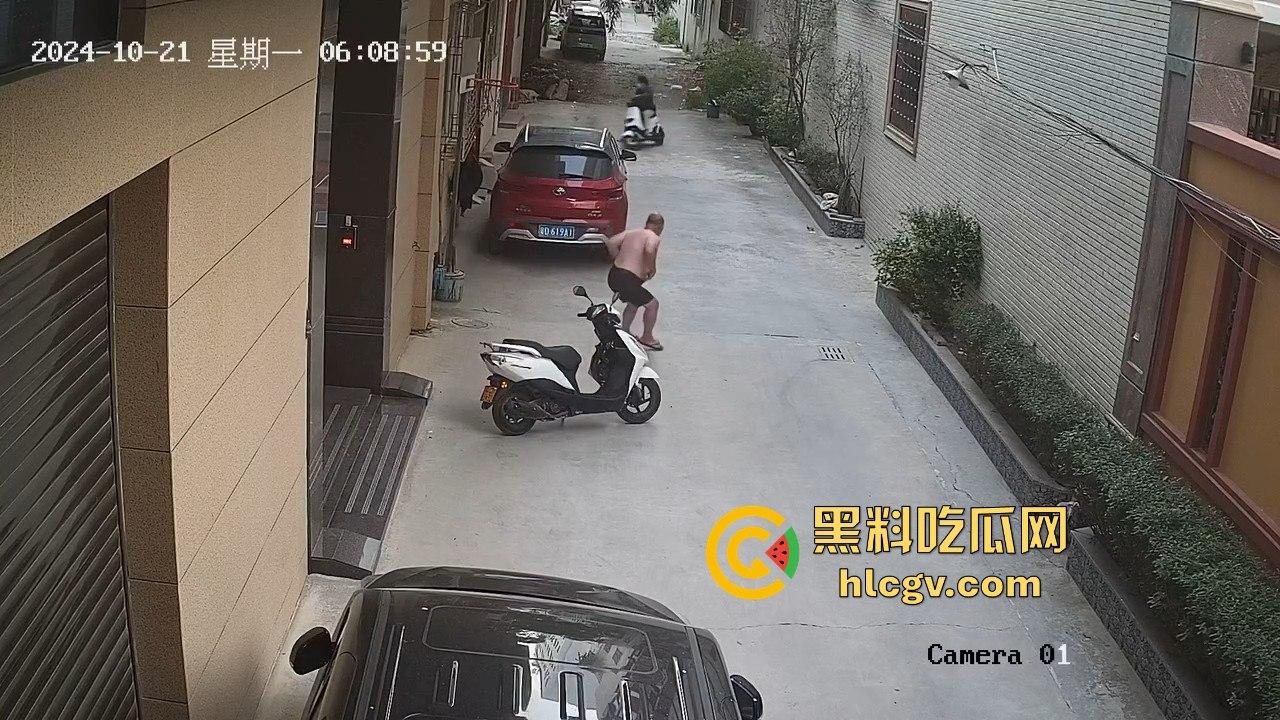 汕头精神小伙砸车窗偷窃被吓跑，警报刚停又溜回来，结果被车主直接抓个正着！  第4张