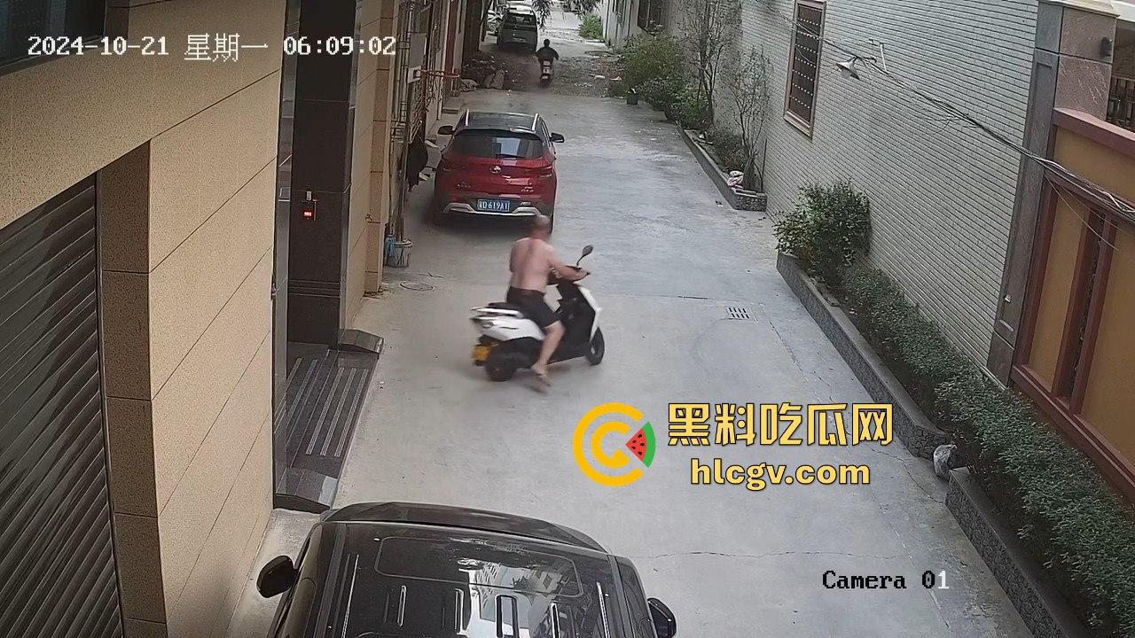 汕头精神小伙砸车窗偷窃被吓跑，警报刚停又溜回来，结果被车主直接抓个正着！  第5张