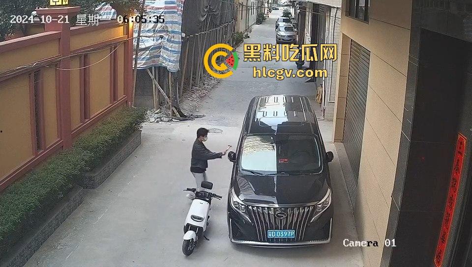 汕头精神小伙砸车窗偷窃被吓跑，警报刚停又溜回来，结果被车主直接抓个正着！  第6张