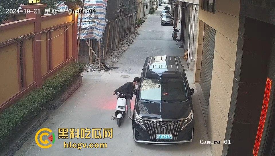 汕头精神小伙砸车窗偷窃被吓跑，警报刚停又溜回来，结果被车主直接抓个正着！  第9张