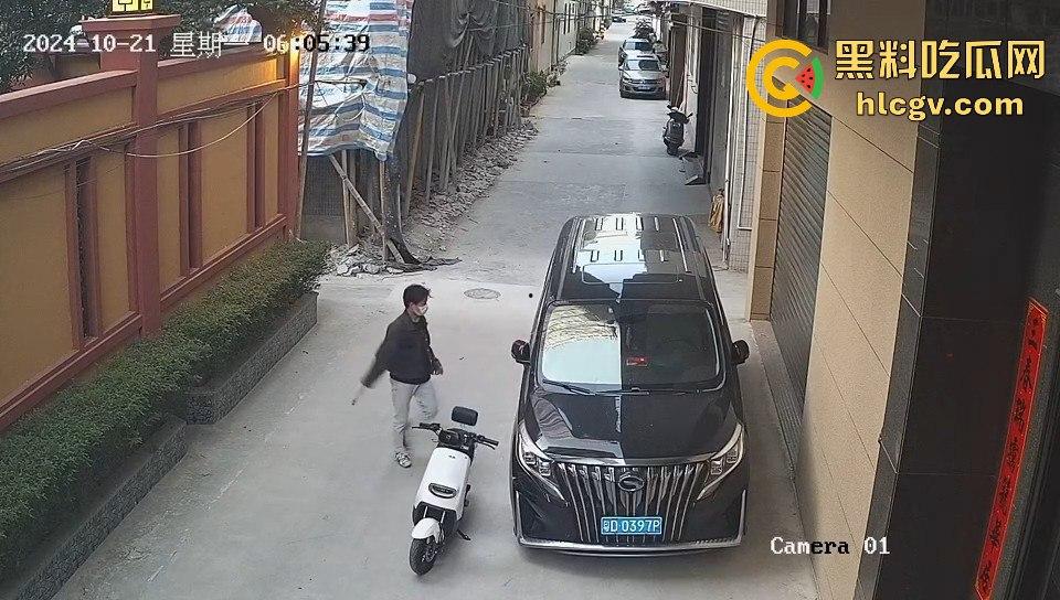 汕头精神小伙砸车窗偷窃被吓跑，警报刚停又溜回来，结果被车主直接抓个正着！  第10张