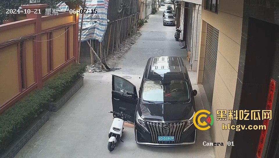 汕头精神小伙砸车窗偷窃被吓跑，警报刚停又溜回来，结果被车主直接抓个正着！  第11张