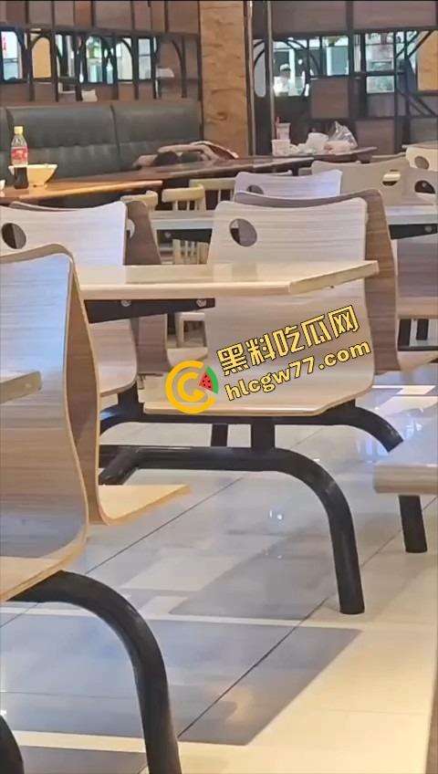 东莞开放大学食堂直接开干，女主餐桌下狂舔猛吞，吃上头当场骑脸开操，全程无视路人只顾自己摇摆！  第2张