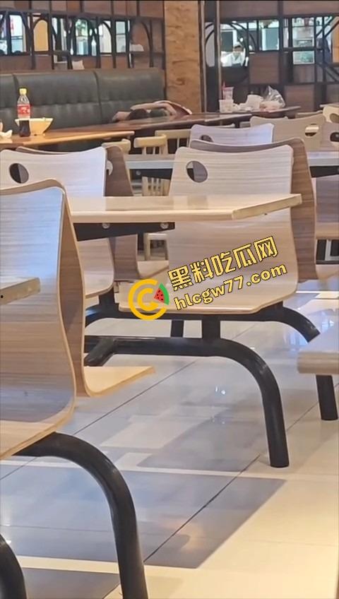 东莞开放大学食堂直接开干，女主餐桌下狂舔猛吞，吃上头当场骑脸开操，全程无视路人只顾自己摇摆！  第3张