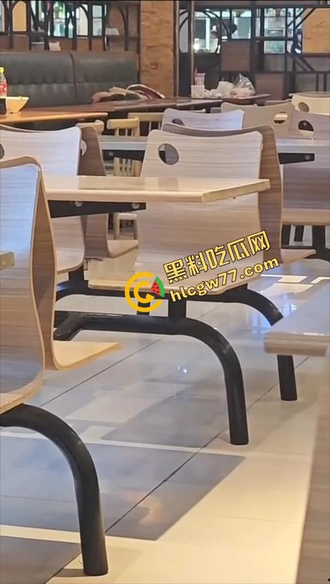 东莞开放大学食堂直接开干，女主餐桌下狂舔猛吞，吃上头当场骑脸开操，全程无视路人只顾自己摇摆！  第4张