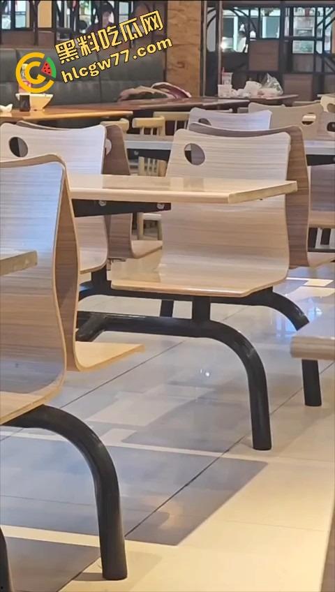 东莞开放大学食堂直接开干，女主餐桌下狂舔猛吞，吃上头当场骑脸开操，全程无视路人只顾自己摇摆！  第5张