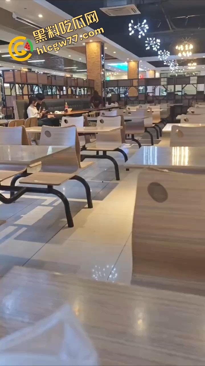 东莞开放大学食堂直接开干，女主餐桌下狂舔猛吞，吃上头当场骑脸开操，全程无视路人只顾自己摇摆！  第6张