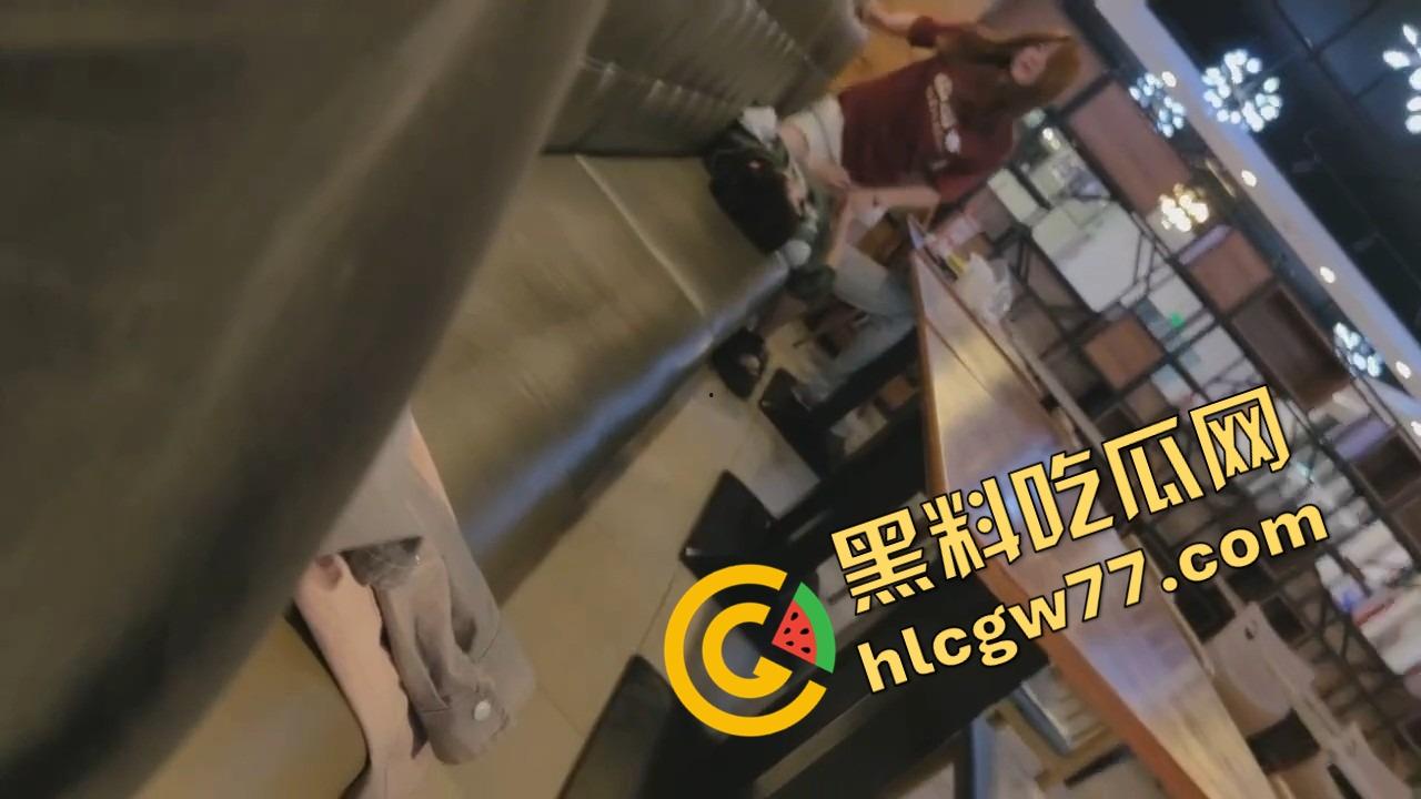 东莞开放大学食堂直接开干，女主餐桌下狂舔猛吞，吃上头当场骑脸开操，全程无视路人只顾自己摇摆！  第11张