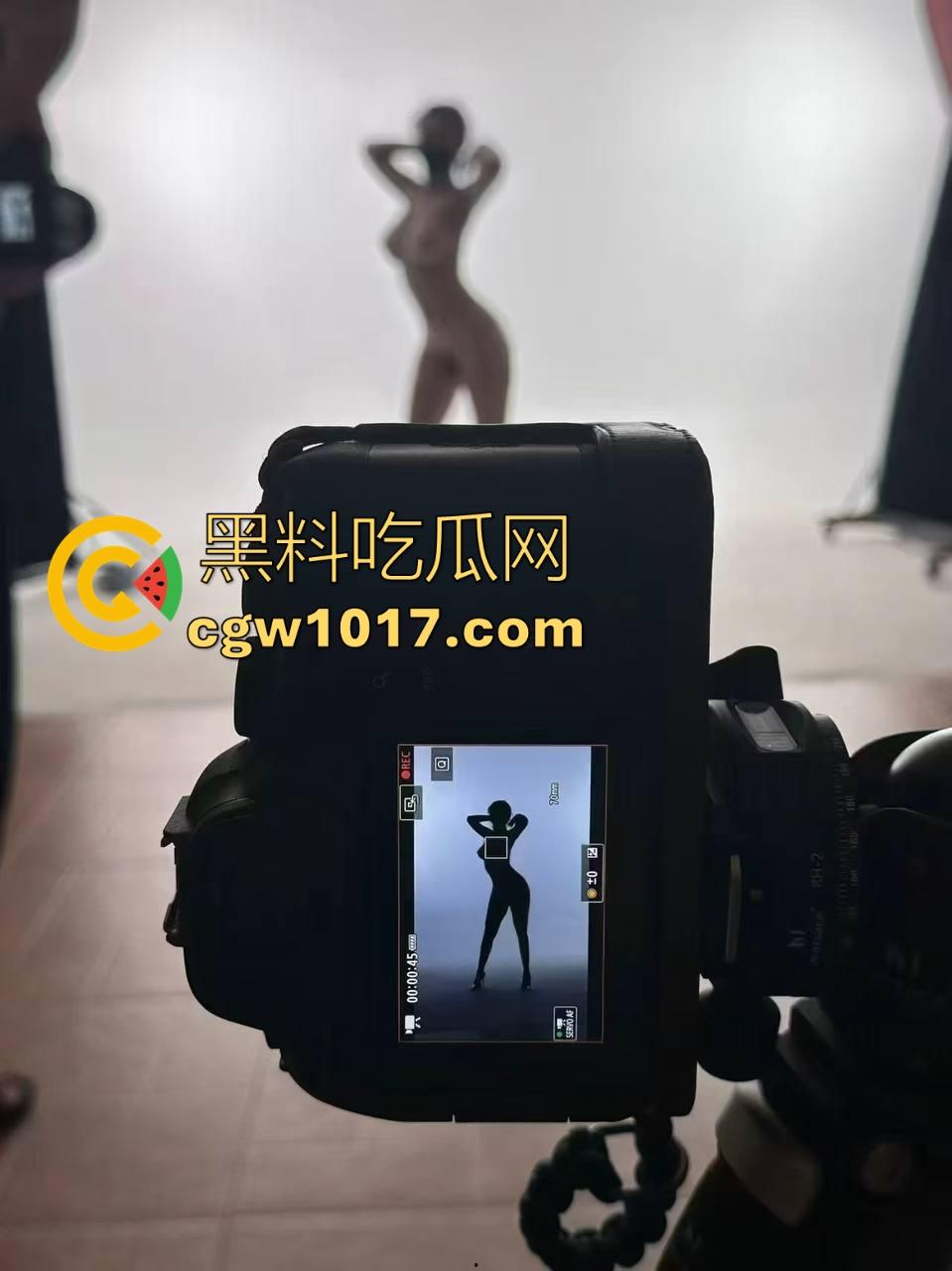 网黄摄影佬日常工作生活状态，拍性感模特私下约有同样爱好的反差尤物，真正吃得好的兄弟，真的不会对外说的！  第2张