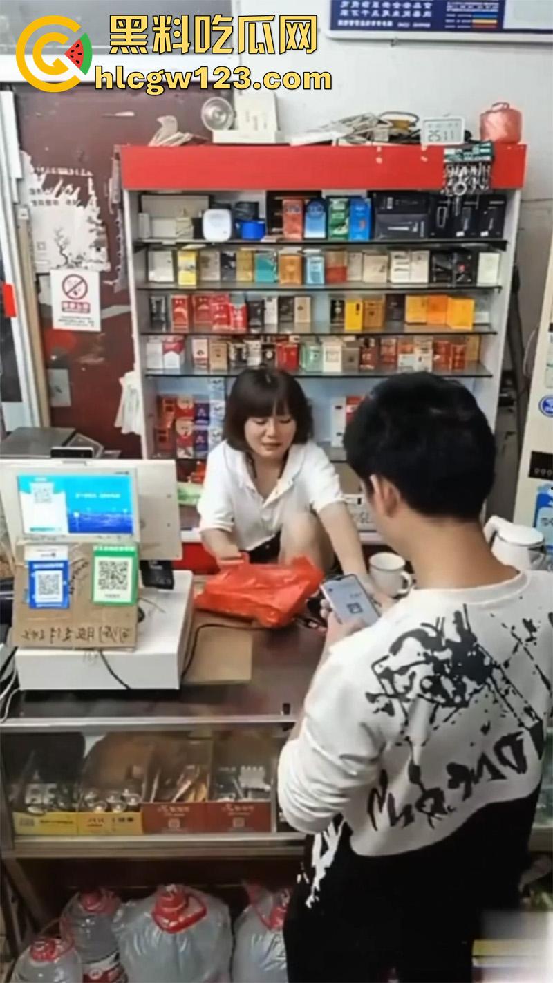 超市寂寞骚逼老板娘，一边和绿帽老公视频，一边无内露穴勾引客人，这就是露出的刺激么！  第1张