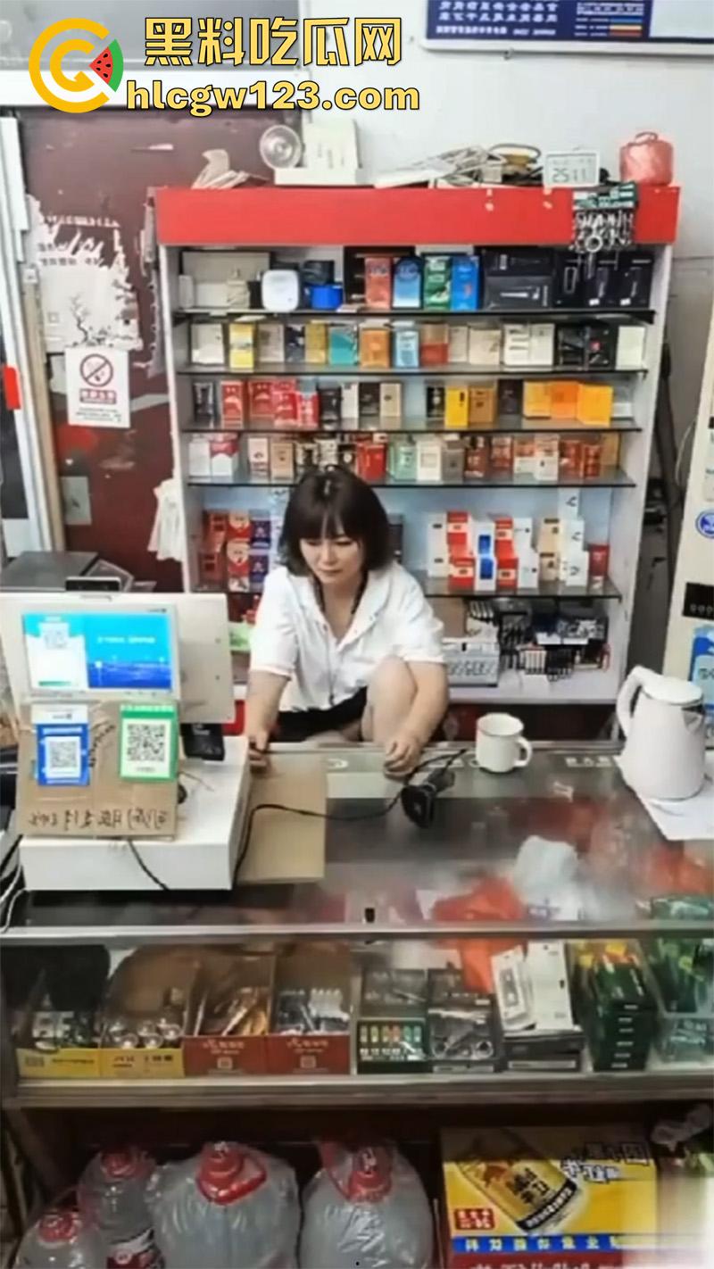 超市寂寞骚逼老板娘，一边和绿帽老公视频，一边无内露穴勾引客人，这就是露出的刺激么！  第2张