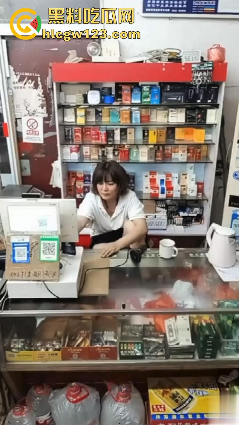 超市寂寞骚逼老板娘，一边和绿帽老公视频，一边无内露穴勾引客人，这就是露出的刺激么！  第3张