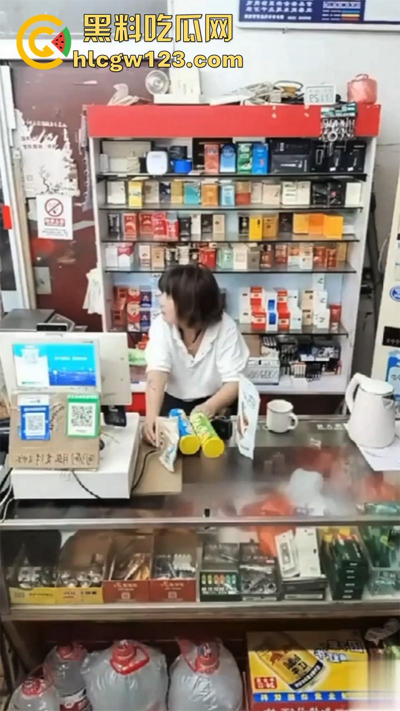 超市寂寞骚逼老板娘，一边和绿帽老公视频，一边无内露穴勾引客人，这就是露出的刺激么！  第4张