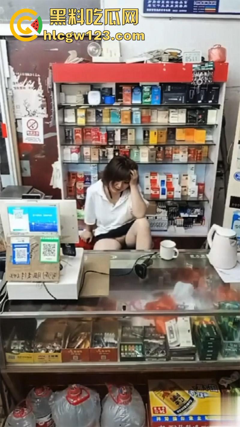 超市寂寞骚逼老板娘，一边和绿帽老公视频，一边无内露穴勾引客人，这就是露出的刺激么！  第5张