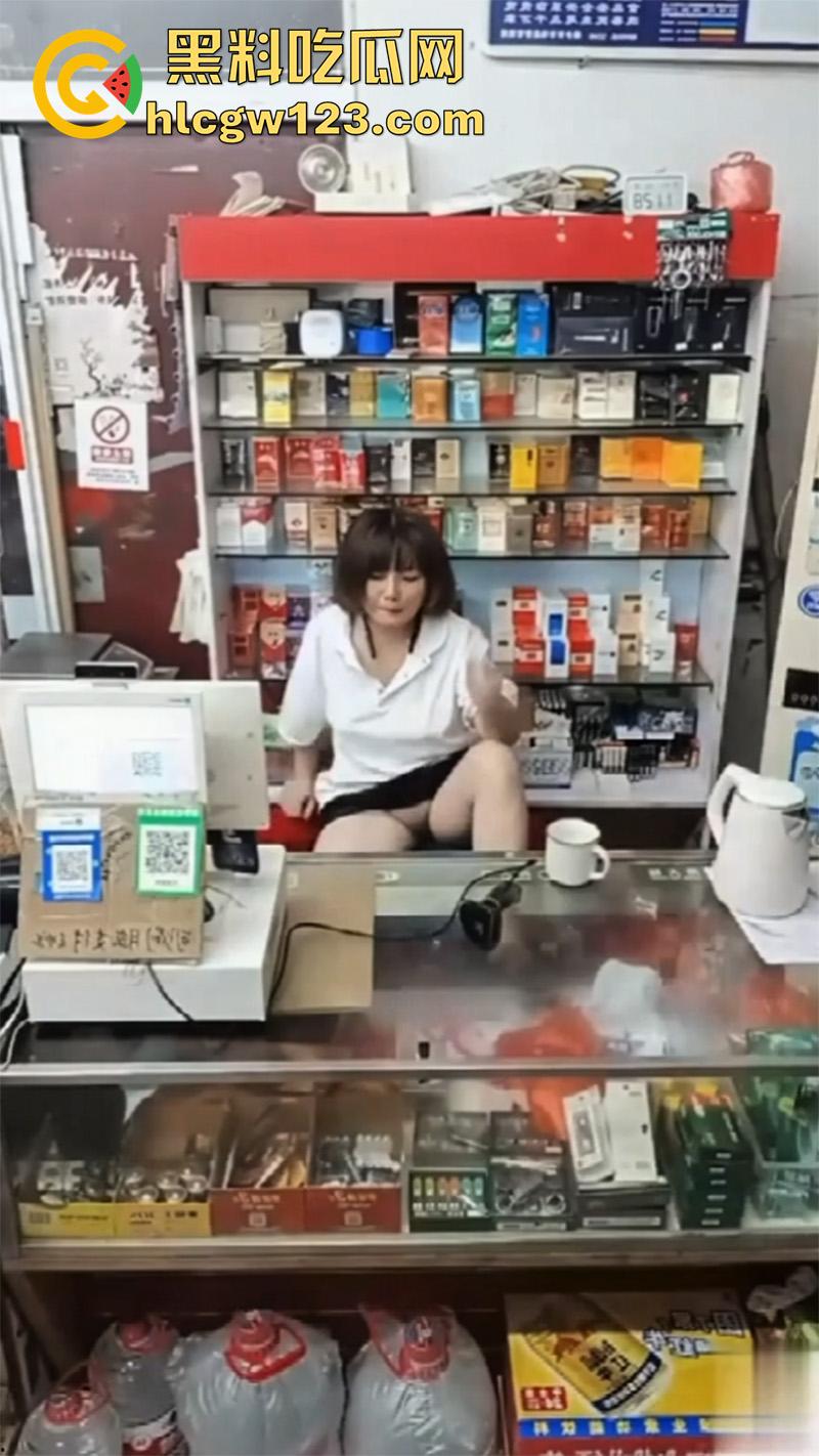超市寂寞骚逼老板娘，一边和绿帽老公视频，一边无内露穴勾引客人，这就是露出的刺激么！  第6张