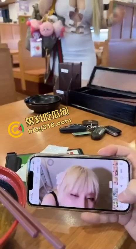 相亲对象居然是撸过的网黄，吃完饭直接喊我去她家，一进门就嫌热开始脱，捡东西直接扎头发是几个意思？  第1张