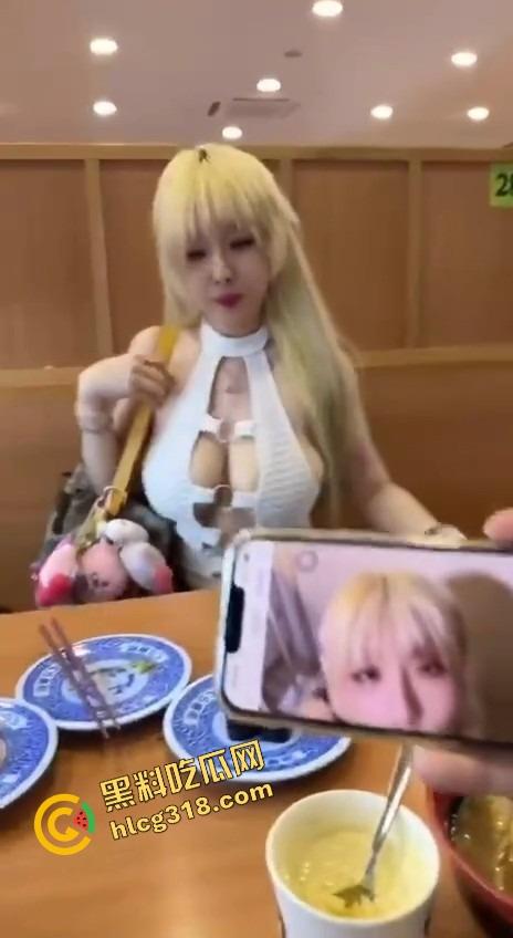 相亲对象居然是撸过的网黄，吃完饭直接喊我去她家，一进门就嫌热开始脱，捡东西直接扎头发是几个意思？  第2张