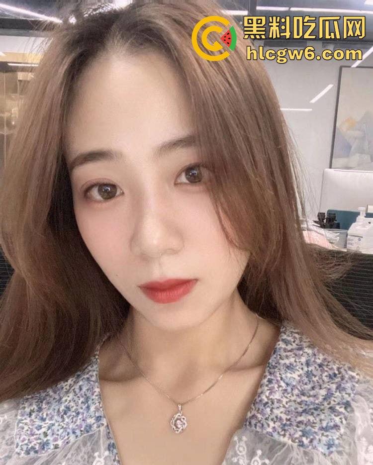 河北【张佳彤】清纯脸下的骚劲炸裂，图书馆偷玩一发，安静环境掩不住欠操的心，清纯反差简直绝了！  第5张