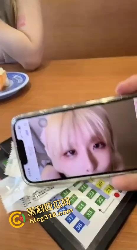 相亲对象居然是撸过的网黄，吃完饭直接喊我去她家，一进门就嫌热开始脱，捡东西直接扎头发是几个意思？  第4张