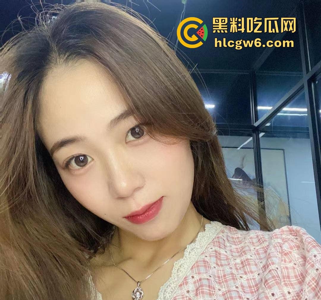 河北【张佳彤】清纯脸下的骚劲炸裂，图书馆偷玩一发，安静环境掩不住欠操的心，清纯反差简直绝了！  第8张