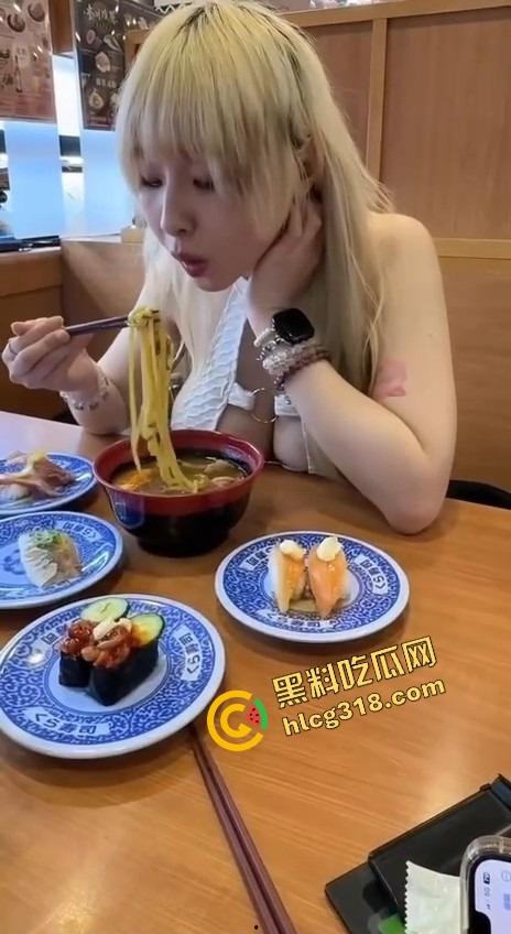 相亲对象居然是撸过的网黄，吃完饭直接喊我去她家，一进门就嫌热开始脱，捡东西直接扎头发是几个意思？  第5张