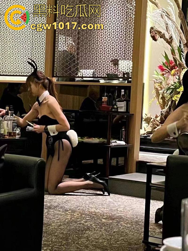 广州高端私密聚会偷拍，女仆主题私人会所，极品大长腿爆乳尤物，化身黑网袜女仆跪式服务，有钱人的快乐果然想象不到！  第3张