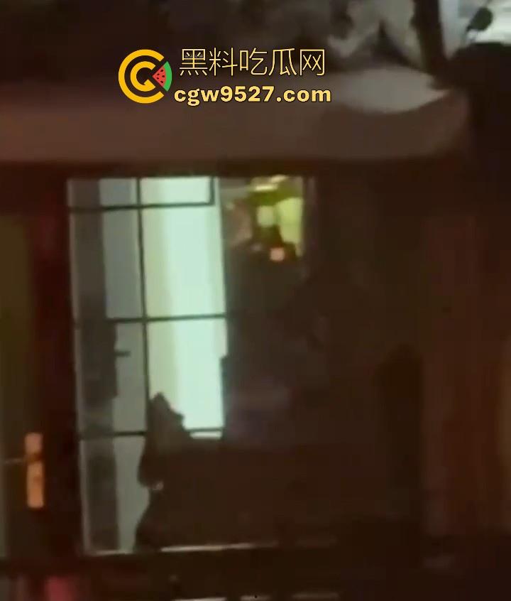 嘉兴西塘临水的民宿，小情侣做爱不拉窗帘被偷拍，江南风，小桥流水人家做爱，泰山压顶到抱起猛操花样百出！  第1张