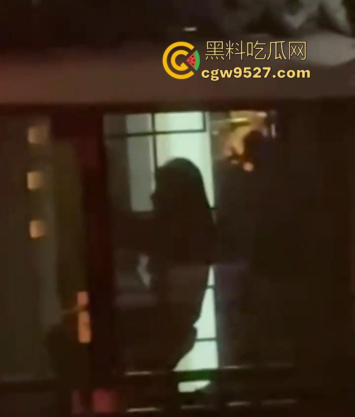 嘉兴西塘临水的民宿，小情侣做爱不拉窗帘被偷拍，江南风，小桥流水人家做爱，泰山压顶到抱起猛操花样百出！  第3张