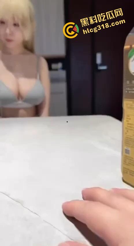 相亲对象居然是撸过的网黄，吃完饭直接喊我去她家，一进门就嫌热开始脱，捡东西直接扎头发是几个意思？  第7张