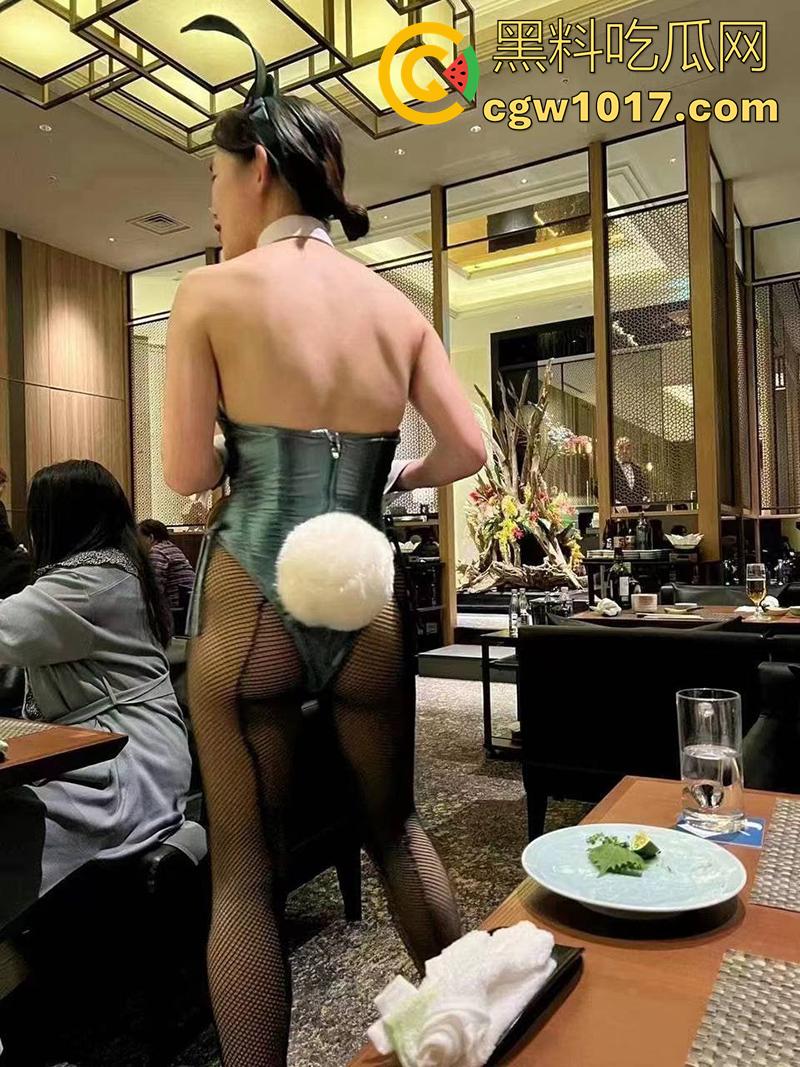 广州高端私密聚会偷拍，女仆主题私人会所，极品大长腿爆乳尤物，化身黑网袜女仆跪式服务，有钱人的快乐果然想象不到！  第5张