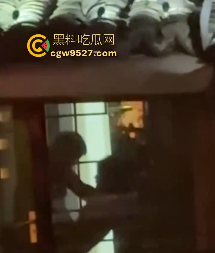 嘉兴西塘临水的民宿，小情侣做爱不拉窗帘被偷拍，江南风，小桥流水人家做爱，泰山压顶到抱起猛操花样百出！  第5张