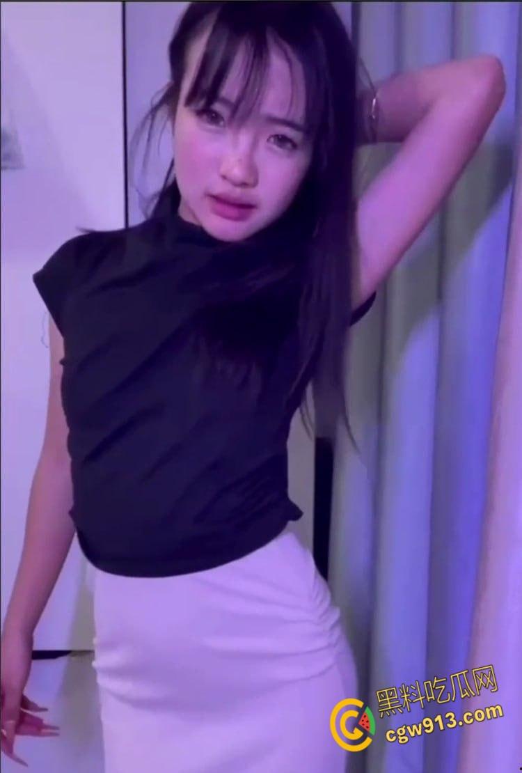 快手网红【牙不齐】，榜一大哥定制私拍，，透明假屌口交自慰，大力抽插粉嫩小穴，淫水四溢狂流！  第2张