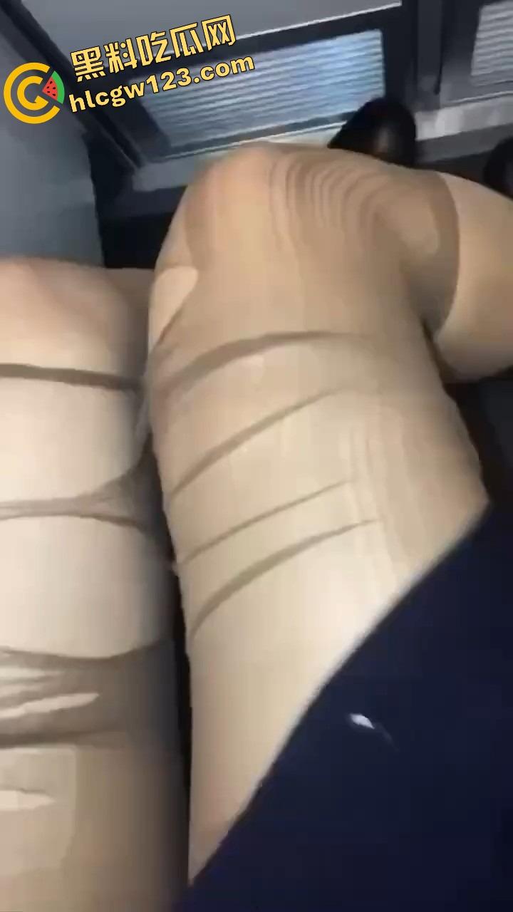 黑丝人妻老A8勾魂术，撕烂黑丝当场开腿挑逗，老妇女玩得比小妹还骚，一抬腿整个逼口露到灯光底下！  第5张