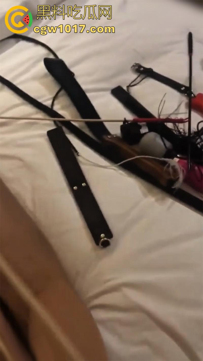 广州高端私密聚会偷拍，女仆主题私人会所，极品大长腿爆乳尤物，化身黑网袜女仆跪式服务，有钱人的快乐果然想象不到！  第7张