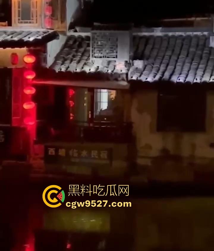 嘉兴西塘临水的民宿，小情侣做爱不拉窗帘被偷拍，江南风，小桥流水人家做爱，泰山压顶到抱起猛操花样百出！  第7张