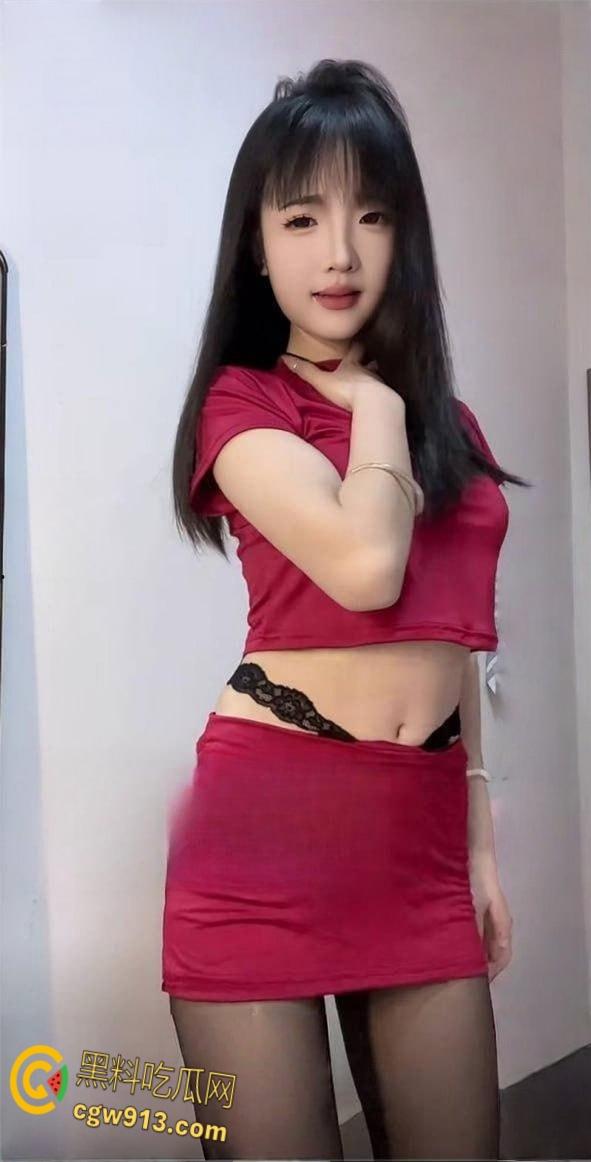 快手网红【牙不齐】，榜一大哥定制私拍，，透明假屌口交自慰，大力抽插粉嫩小穴，淫水四溢狂流！  第4张