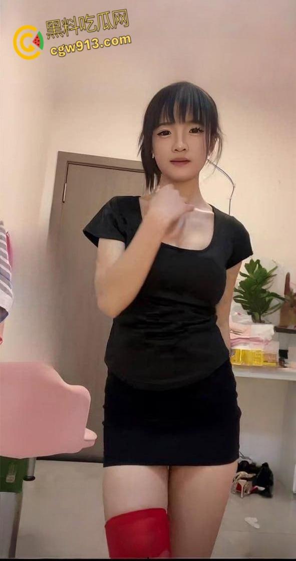 快手网红【牙不齐】，榜一大哥定制私拍，，透明假屌口交自慰，大力抽插粉嫩小穴，淫水四溢狂流！  第5张