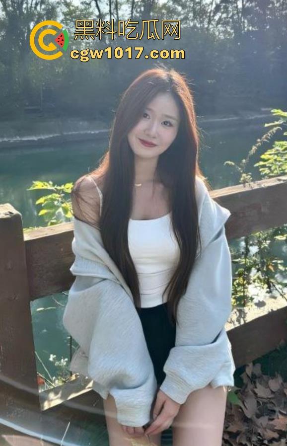 跟妹妹公园户外打野炮，撩起裙子就是操，无套后入刺激得不行，享受这种野外打炮带来的刺激感！  第2张