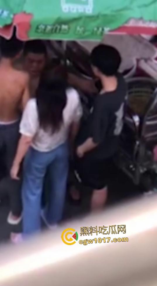 恋母儿子抓包母亲出轨老男人，脱衣服露排骨要单挑，情人无动于衷，老母还护奸夫，死去的老公看到会怎么想！  第1张