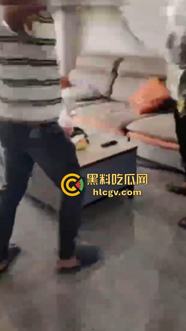 江西景德镇电梯内未成年男孩强行抱走小女孩，轻微处罚引争议，法律这样放纵未来的变态强奸杀人淫魔？  第18张